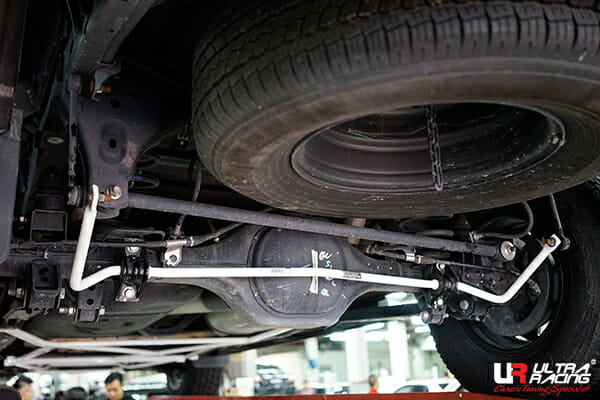 Ultra Racing Nissan Navara (D23) 2.5D 4WD 14+ UltraRacing Rear Sway Bar 19mm (567) UR-AR19-567