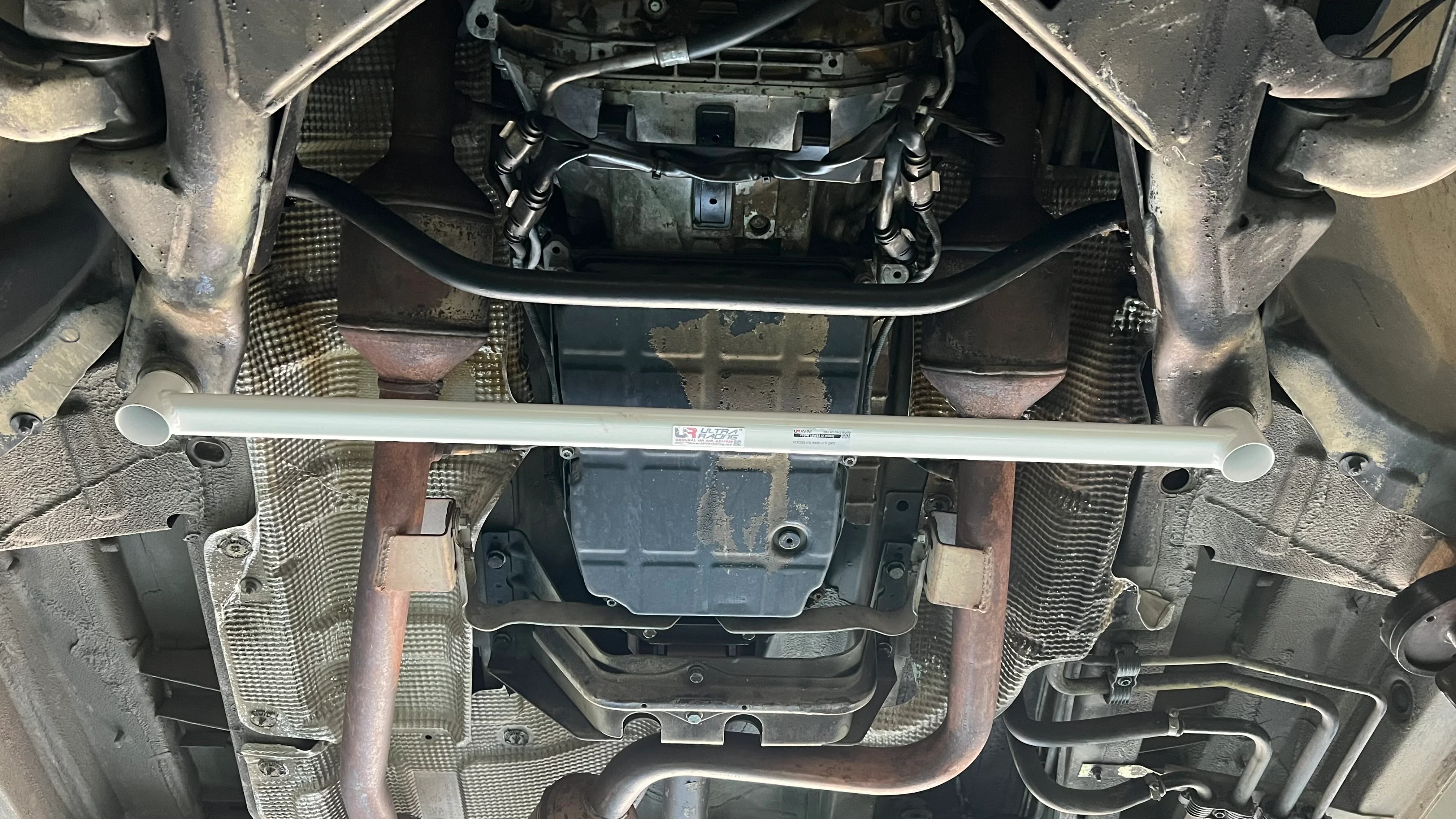 Ultra Racing Mercedes Vito (W639) Front Lower Brace LA2-2842