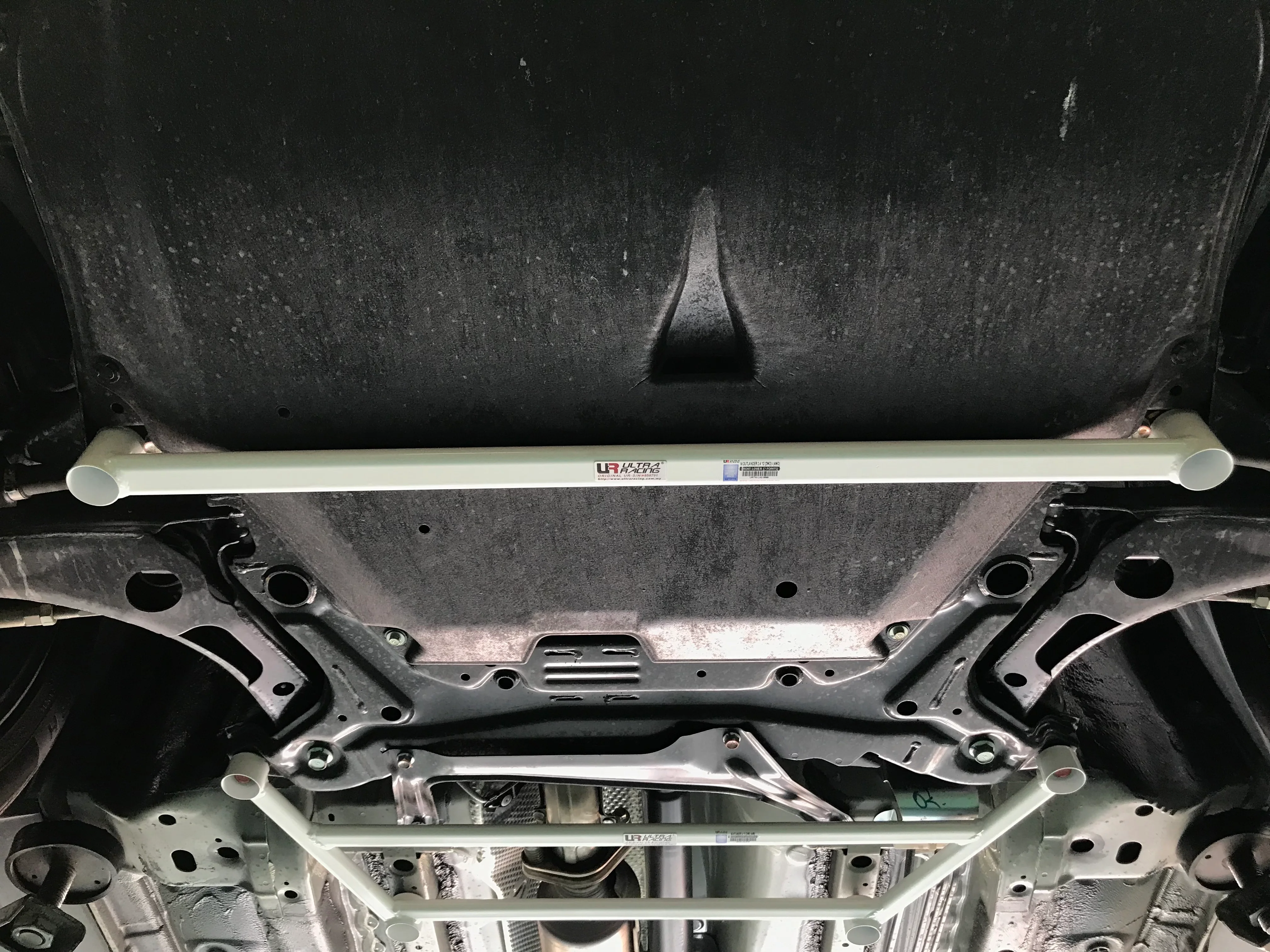 Ultra Racing Mitsubishi Outlander 2.4 2WD/4WD 13+ Ultra-R Front Lower Bar URTW-LA2-3699