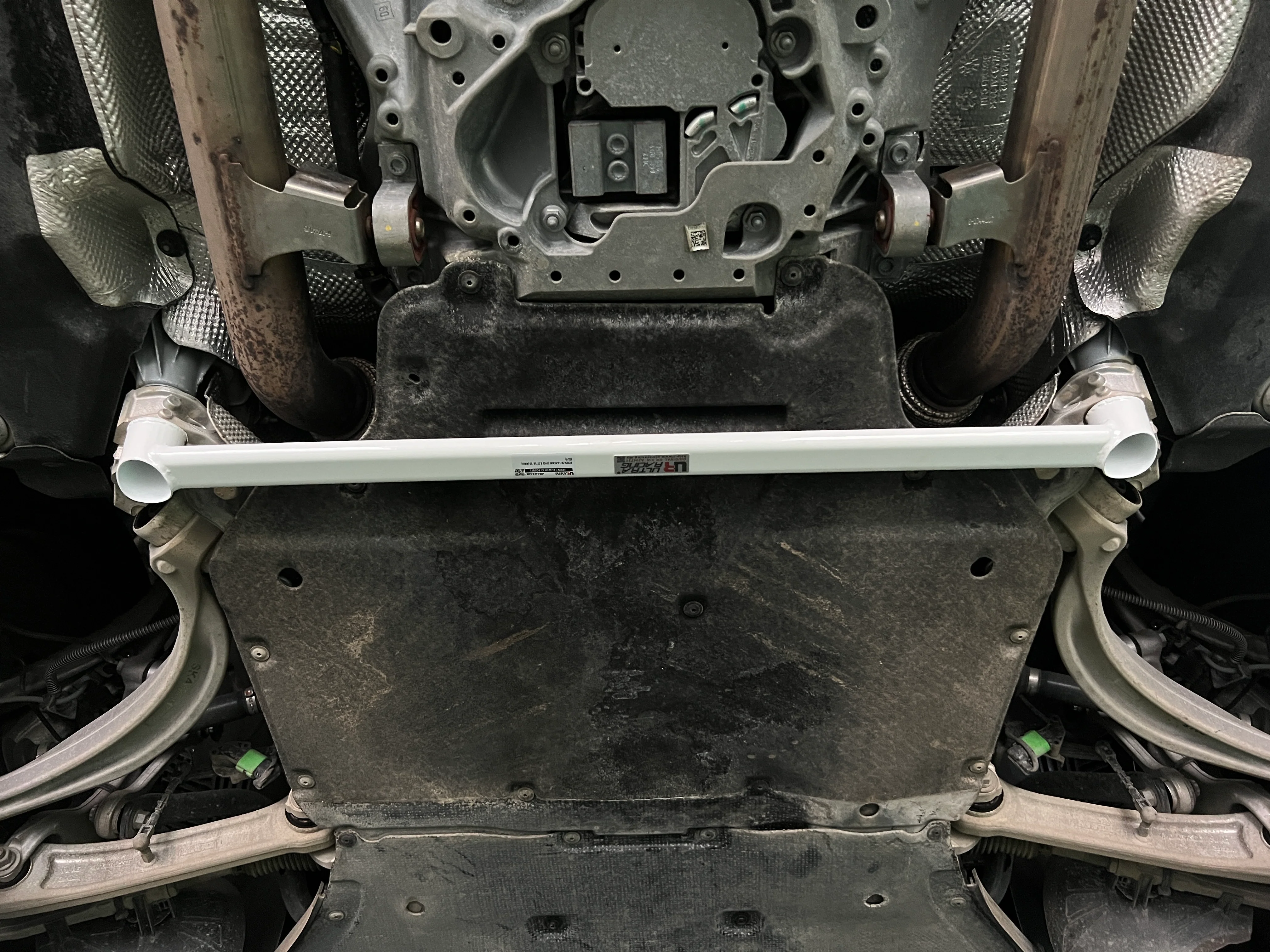 Ultra Racing PORSCHE CAYENNE Ultra Racing Front Lower Brace UR-LA2-4367