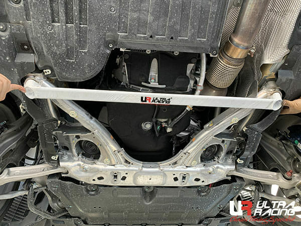 Ultra Racing BMW 7 G11/G30 (730i/530E/530I) 2.0T 2WD 16+ UltraRacing 2-Point Front Lower Tiebar (4075) URCN-LA2-4075