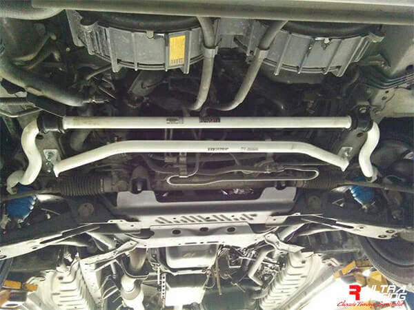 Ultra Racing Toyota Commuter (H200) 2.5D 2WD 09-14 UltraRacing 2-Point Front Lower Tiebar (2824) URTH-LA2-2824