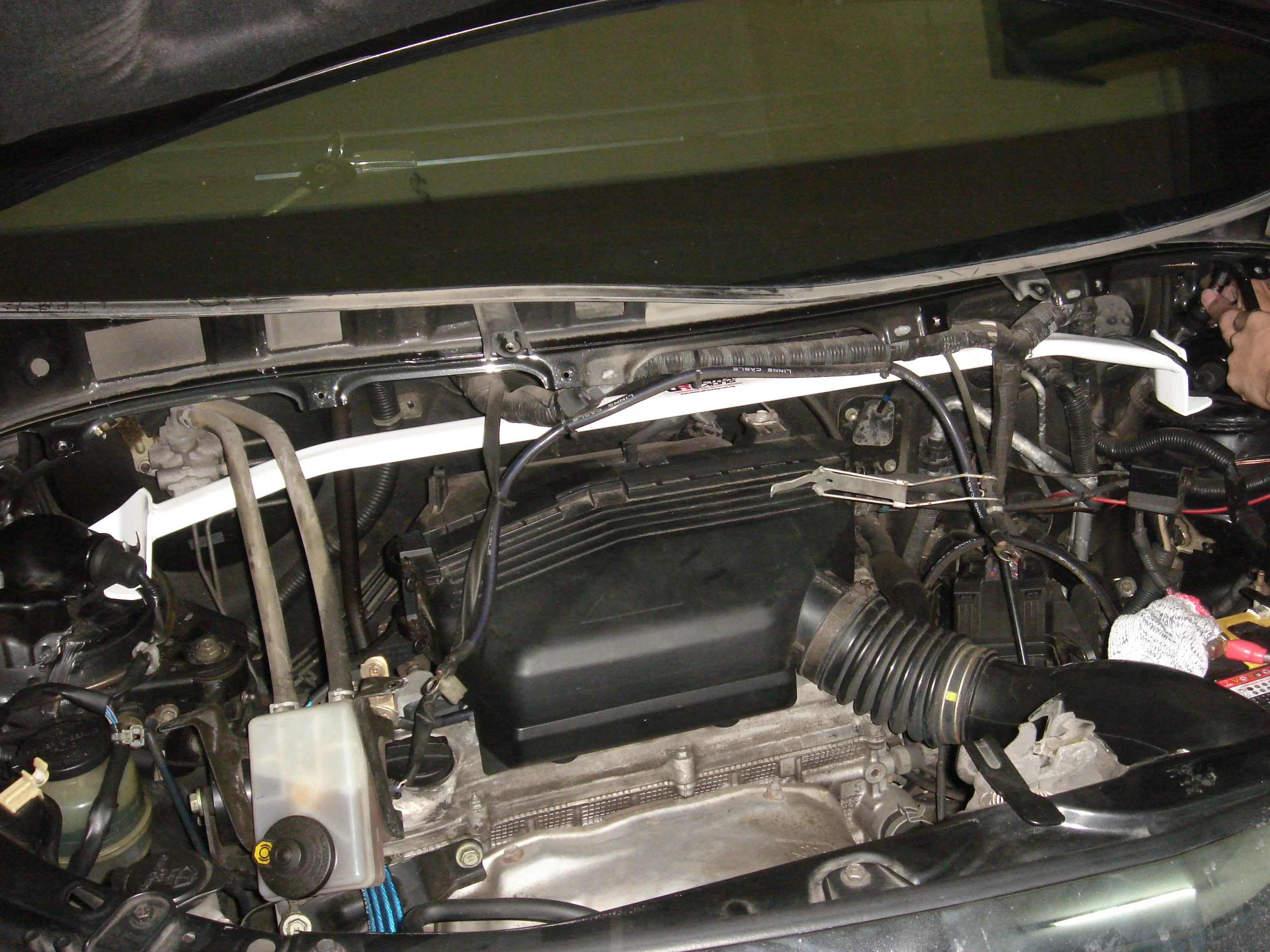 Ultra Racing Toyota Alphard 02+ UltraRacing 2-Point Front Upper Strut Bar UR-TW2-461