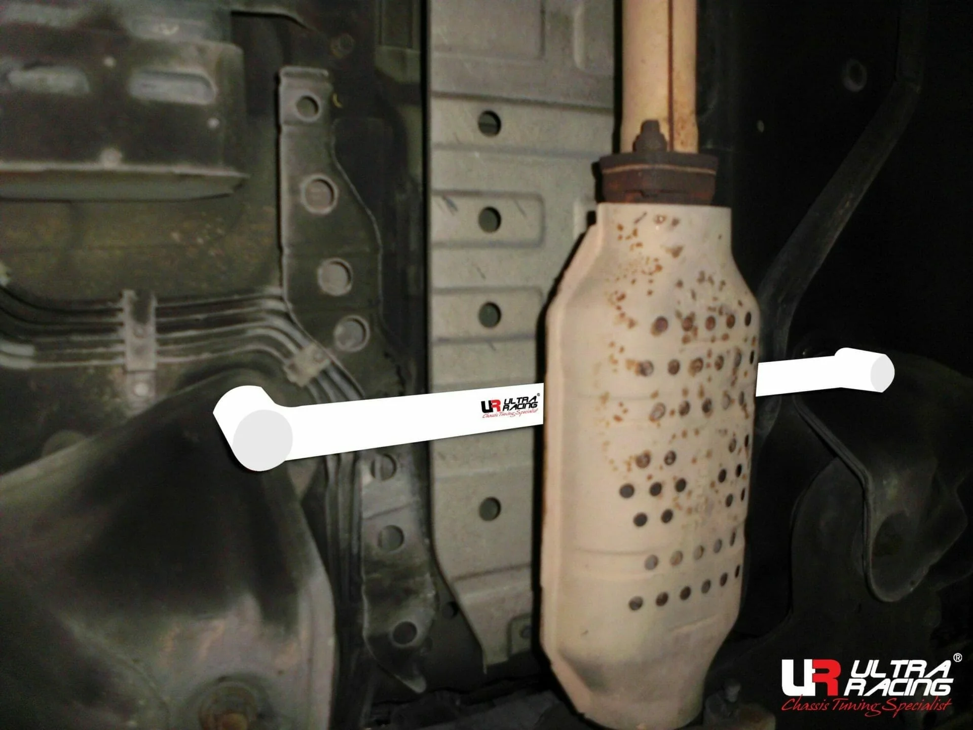 Ultra Racing Hyundai Trajet 2.0 2WD 99-08 UltraRacing 2-Point Mid Lower Brace (3187) UR-ML2-3187
