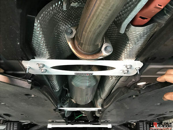 Ultra Racing Lexus ES 300H (XZ10) 2.5 Hybrid 18+/Toyota Camry 2.5 17+ 2WD UltraRacing 2-Point Mid Lower Brace (3993) URTW-ML2-3993