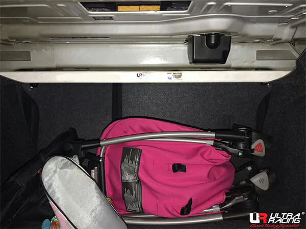 Ultra Racing Volkswagen Polo Sedan (A05) 1.6 MPI 2WD 10+ UltraRacing 2-Point Rear Upper Strutbar (3001) UR-RE2-3001