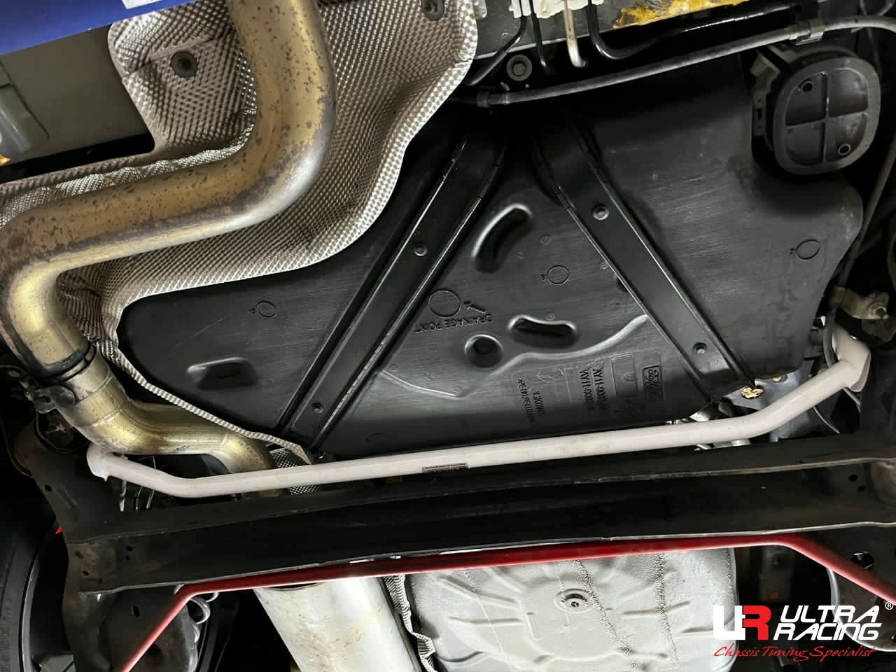 Ultra Racing Ford Fiesta ST 1.6 2WD 3D MT 13-17 UR Rear Lower Bar 4177 UR-RL2-4177