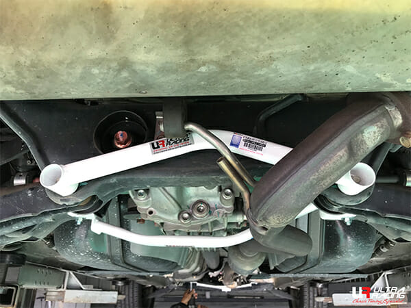 Ultra Racing Mitsubishi ASX 2.0 4WD 10+ UltraRacing 2-Point Rear Lower Bar (3389) UR-RL2-3389