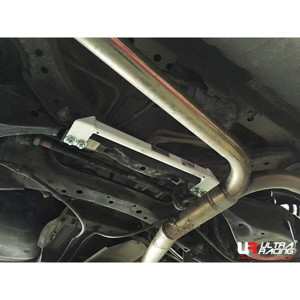 Ultra Racing Nissan Elgrand (E52) 3.5 V6 2WD 10+ UltraRacing 2-Point Rear Lower Bar (3162) URTH-RL2-3162