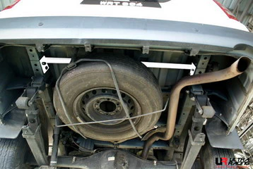Ultra Racing Toyota Hiace/H200 04+ UltraRacing 2-Point Rear Torsion Bar UR-RT2-1369