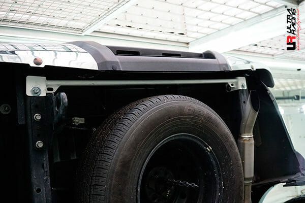 Ultra Racing Nissan Navara (D23) 2.5D 4WD 14+ UltraRacing 2-Point Rear Torsion Bar (3509) UR-RT2-3509