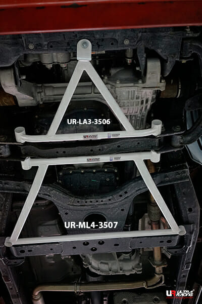 Ultra Racing Nissan Navara (D23) 2.5D 14+/Terra 2.3D 18+ 4WD UltraRacing 3-Point Front Lower Brace (3506) UR-LA3-3506