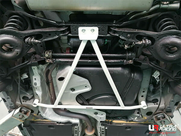 Ultra Racing Volvo V40 T4 1.6 12-16/T5 2.0 16-19 UltraRacing 3-Point Rear Lower Bar (3955) UR-RL3-3955