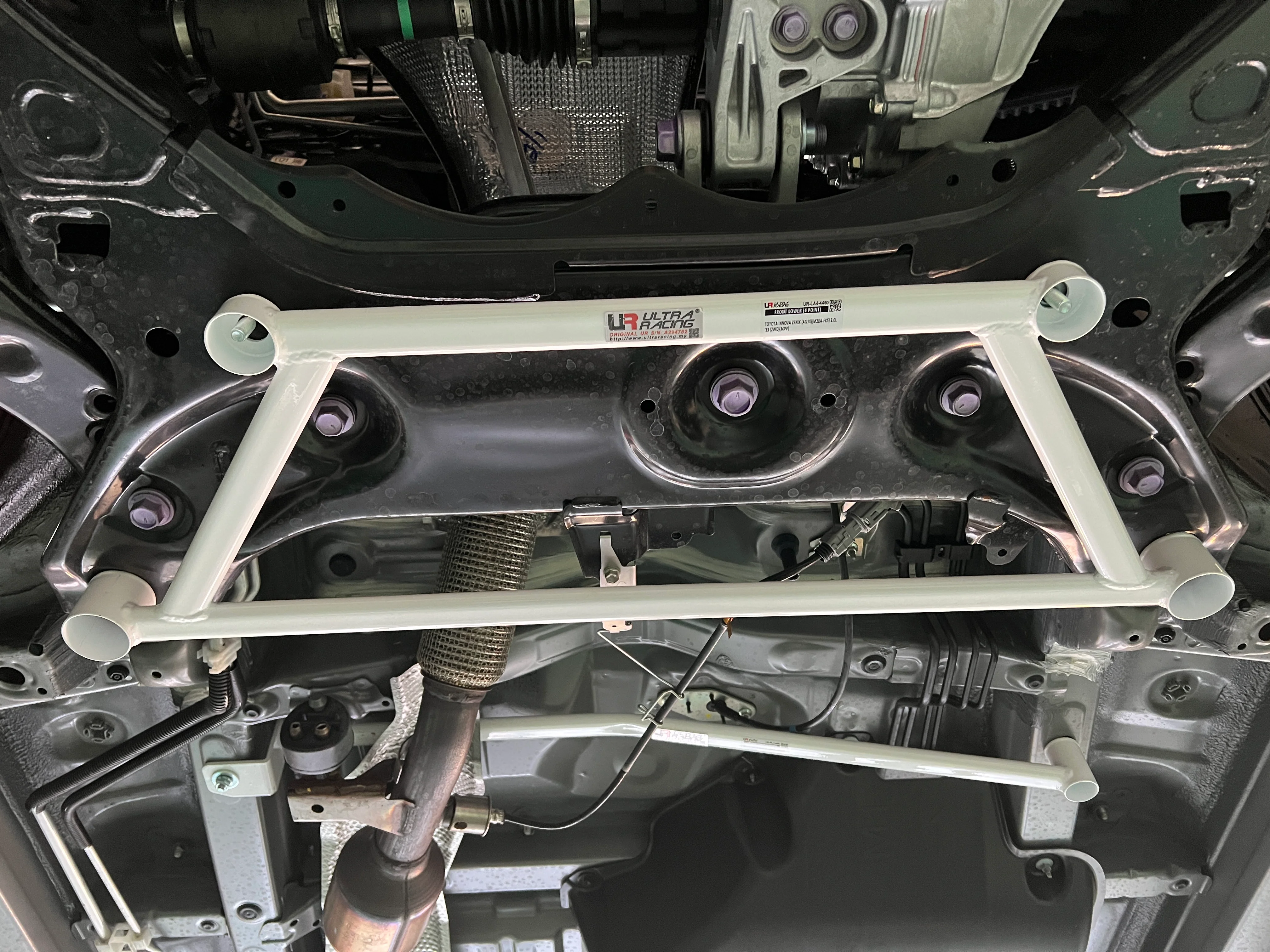 Ultra Racing TOYOTA INNOVA ZENIX Ultra Racing Front Lower Brace UR-LA4-4460