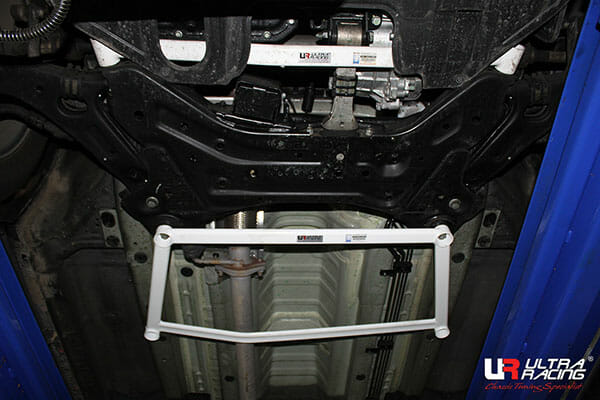 Ultra Racing Kia Sportage (SL) 2.0D 2WD 10-16 UltraRacing 4-Point Front Lower Brace (2284) URKR-LA4-2284