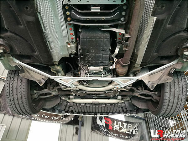 Ultra Racing Mercedes E Class (W212) Front Lower Brace URTW-LA4-3328