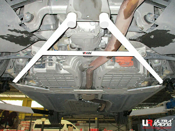 Ultra Racing BMW 5 G30 (530E) 2.0T 2WD Electric Motor 17+ UltraRacing 4-Point Rear Lower Bar (4047) URTH-RL4-4047